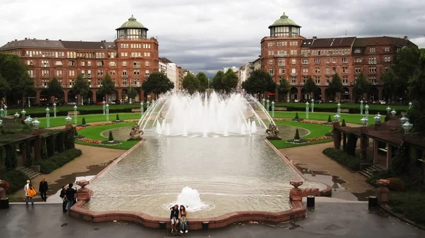 Mannheim Germany August 2010 People Relaxing Fountain Cloudy Day — Stock Photo, Image