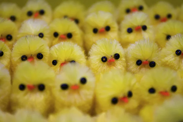 Viele Gelbe Plastikhühner Einer Reihe Supermarkt Mit Schwarzen Augen Und — Stockfoto