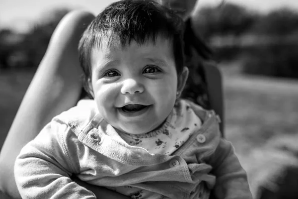 Mulher levantando um bebê adorável — Fotografia de Stock