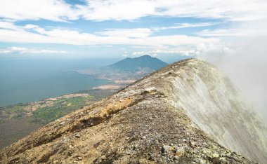 Gazlar ve buharlar krater Volcan Concepcion tepe: Ometepe, Nikaragua üzerinde dışarı kusmak. Uzaktan, Volcan Madera ufuk üzerinde yükselir.