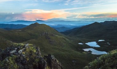 Güneş yükselir gibi Volcan Turrialba mesafe Cerro Chirripo, Kosta Rika en yüksek noktası zirvesine dan görüldüğü gibi sürer