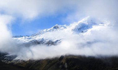 Mt. Aspiring bulutlar Mt. Aspiring Milli Parkı, Yeni Zelanda'da bir aralık ile görülüyor