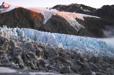 Günbatımı renkleri snowfield Fox buzul yukarıda vurmak. South Island, Yeni Zelanda
