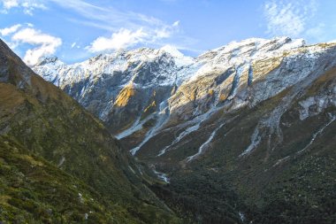 Mt. Aspiring Yeni Zelanda'nın Güney Adası'Matukituki Vadisi kulübede Liverpool önde gelen bir dik iz mesafede görülür