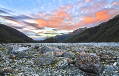 Franz Josef glacier Yeni Zelanda'nın Güney Adası, günbatımında görüldüğü gibi hemen altında düz ve çorak alt Vadisi