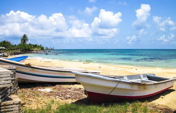 Рыбацкие лодки отдыхают на тропическом пляже с белым песком на Кукурузных островах, Никарагуа — стоковое фото