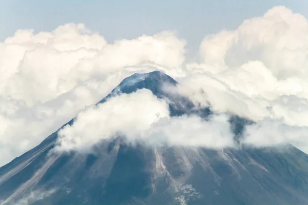 Саммит Volcan Arenal среди облаков в центральной части Коста-Рики — стоковое фото