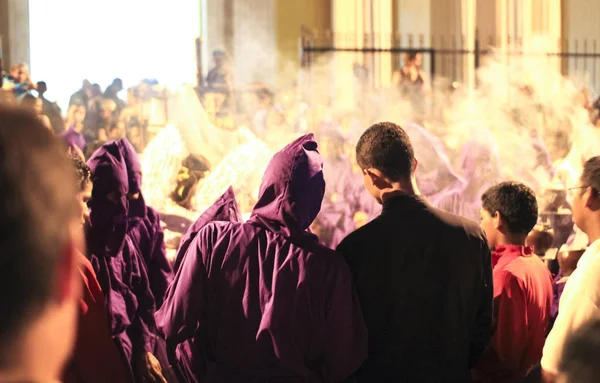 Un sacerdote y un devoto vestido con túnicas púrpuras tradicionales participan en las celebraciones de Pascua en Granada, Nicaragua —  Fotos de Stock