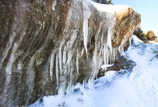 Icicles hang off of a rock wall in the Tongariro National Park, Nueva Zelanda — Foto de Stock