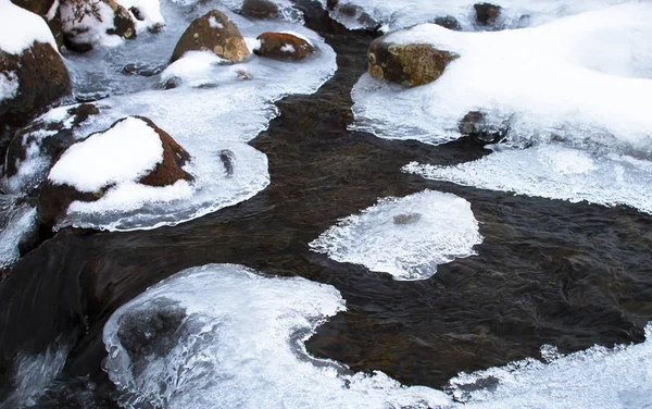 Ледяные пятна покрывают небольшой ручей и цепляются за скалы в Национальном парке Тонгариро, Новая Зеландия — стоковое фото