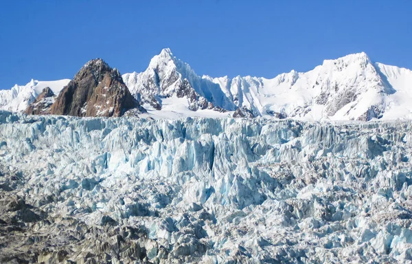 Верхняя часть Ледника Фокс расползается по льду и снежному полю. Южный остров Новая Зеландия — стоковое фото