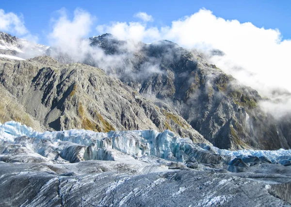 Fox Glacier, pokryté jemnou vrstvou suti, jak je vidět na slunečný den. Jižní ostrov Nového Zélandu — Stock fotografie