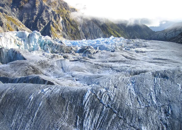 El glaciar Fox, cubierto por una fina capa de escombros, en la isla sur de Nueva Zelanda — Foto de Stock