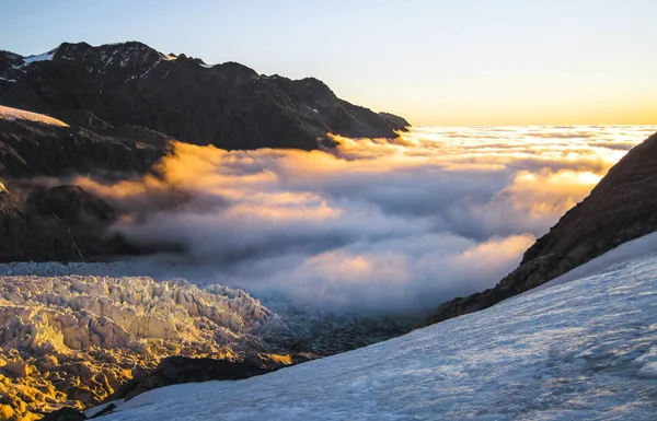 Una capa de nubes cubre el glaciar Fox durante el atardecer en la isla sur de Nueva Zelanda —  Fotos de Stock