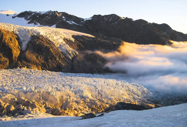 Una capa de nubes cubre el glaciar Fox durante el atardecer en la isla sur de Nueva Zelanda —  Fotos de Stock