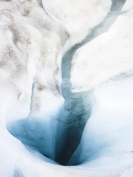 Un molino (o molino de glaciares), un agujero que permite que el agua pase de la superficie al fondo de un glaciar. Fotografiado en el glaciar Fox, isla sur de Nueva Zelanda — Foto de Stock