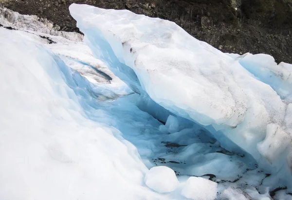 Uma grande placa de gelo expõe cores azuis profundas no Fox Glacier, Nova Zelândia — Fotografia de Stock