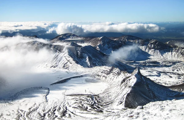 El Parque Nacional Tongariro es el hogar de épicos picos rocosos y helados y ofrece excelentes oportunidades de aventura al aire libre. Isla Norte de Nueva Zelanda —  Fotos de Stock
