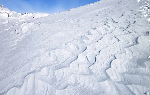 Nieve y hielo están dispuestos en patrones arremolinados debido al viento en Ngauruhoe, una montaña en la isla norte de Nueva Zelanda —  Fotos de Stock