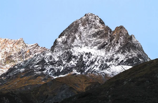 在新西兰南岛有抱负的国家公园, Matukituki 山谷中洒满了积雪的锯齿状岩石峰 — 图库照片