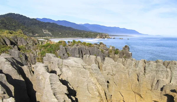 Layered rock formations at Pancake Rocks near Hokitika on New Zealand's south island — Stock Photo, Image