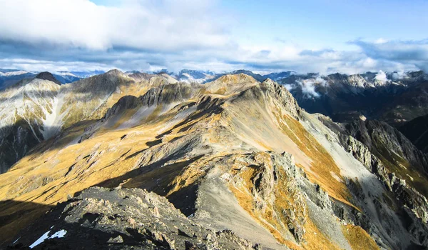 Looking west from Avalanche Peak in Arthur 's Pass National Park, New Zealand — стоковое фото