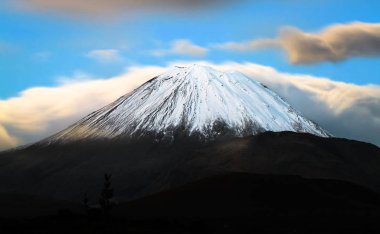 Mount geceleri Yeni Zelanda'da görüldüğü gibi Ngauruhoe