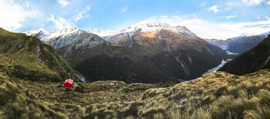 Liverpool kulübe Mt. Aspiring mesafe ile büyük bir uçurumun kenarında dayanmaktadır. Matukituki Vadisi, Mt. Aspiring Milli Parkı, Güney Island, Yeni Zelanda Cumhuriyeti