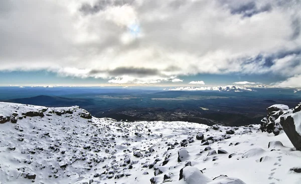El sol se asoma a través de las nubes sobre un campo de nieve en las laderas del monte. Ruapehu en Nueva Zelanda —  Fotos de Stock