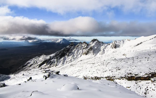 Pendientes del monte. Ruapehu con Mt. Ngauruhoe en la distancia, Nueva Zelanda — Foto de Stock