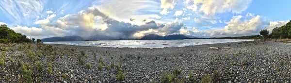 Panorama del Lago Te Anau al atardecer, isla sur de Nueva Zelanda — Foto de Stock
