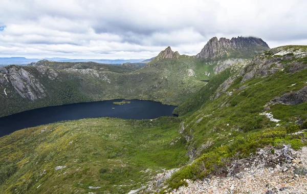 Cradle Mountain - Lake St Clair Milli Parkı, Tasmanya gölde güvercin yukarıda Cradle Mountain oturur