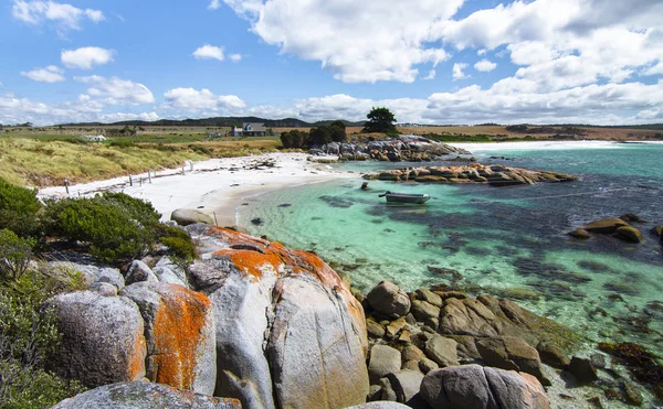 El liquen naranja brillante cubre las rocas y da su nombre a la Bahía de los Fuegos. Tasmania, Australia — Foto de Stock