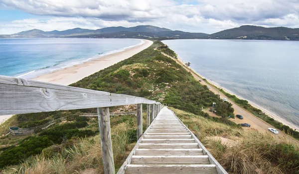 Mirando por una escalera a un istmo muy estrecho con una carretera a lo largo de ella en Bruny Island, Tasmania — Foto de Stock
