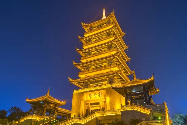 位于中国广东省佛山市雷刚公园的寺庙 Kuixingge Enshrinted 的中国寺庙建筑 — 图库照片