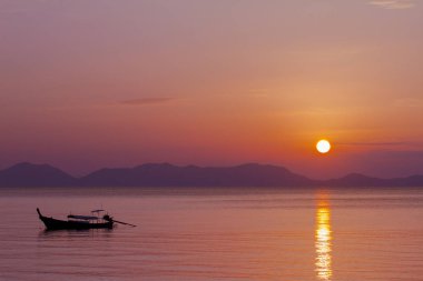 Twiligth deniz ve gün batımı ile tekne. 