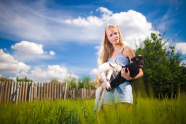 Güzel köylü kız elleri küçük bir keçi ile