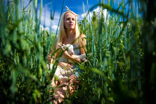 Dívka Krásná Země Malou Kozí Jejích Rukou — Stock fotografie