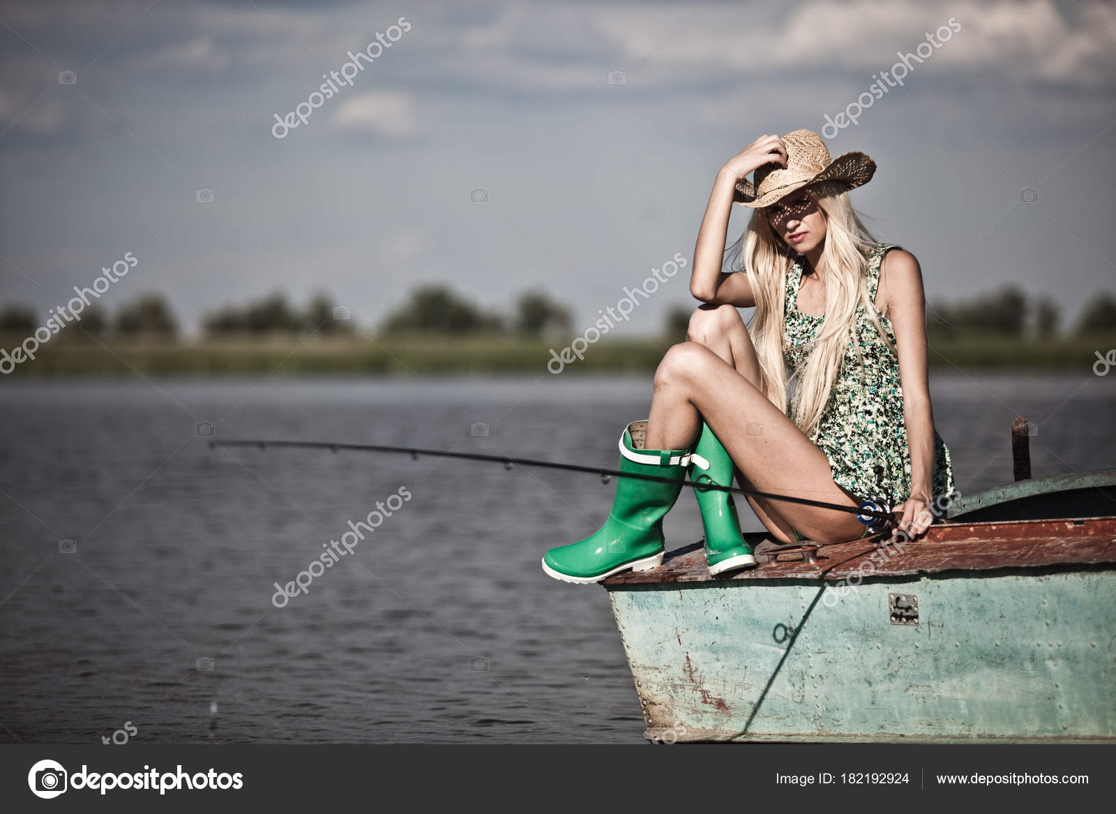 Mince Jeune Fille Blonde Pêche Sur Bateau image libre de droit par  Igorsheremet © #182192924