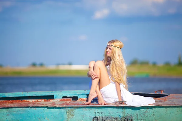 Una Joven Inocente Lago — Foto de Stock