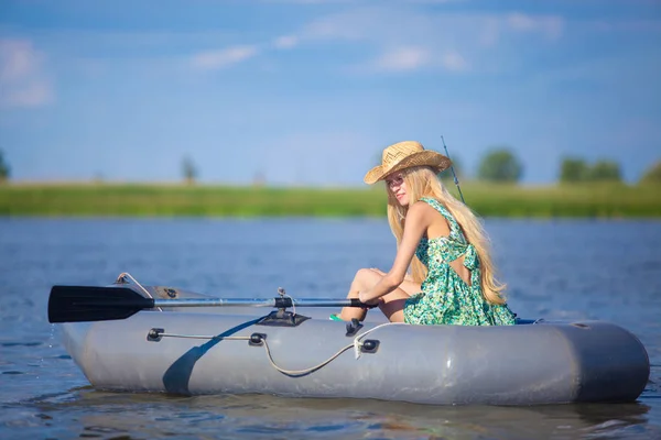 ボートに乗って釣り細身の若いブロンドの女の子 — ストック写真
