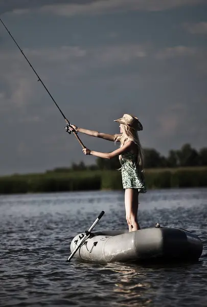 Delgado Jovem Loira Menina Pesca Barco — Fotografia de Stock