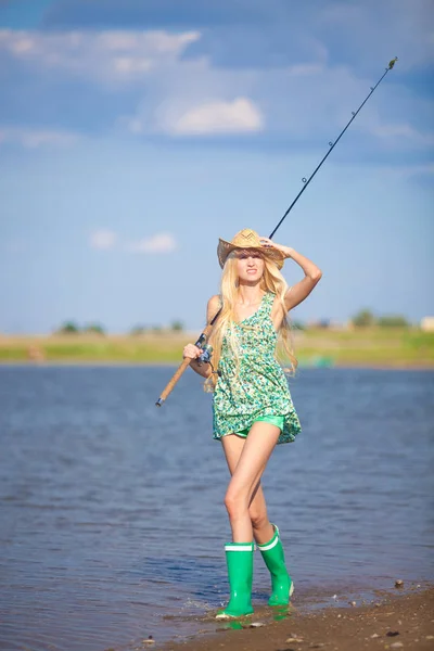 Schlanke Junge Blonde Mädchen Angelt Auf Boot — Stockfoto