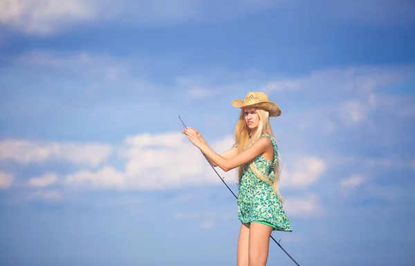 Štíhlá Mladá Blondýnka Rybolov Lodi — Stock fotografie