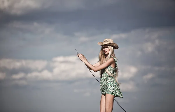 Štíhlá Mladá Blondýnka Rybolov Lodi — Stock fotografie