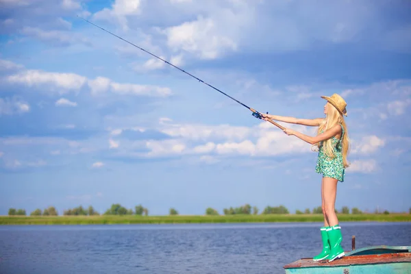 Schlanke Junge Blonde Mädchen Angelt Auf Boot — Stockfoto