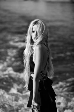 sarışın bir yatta yüzen siyah uzun elbise