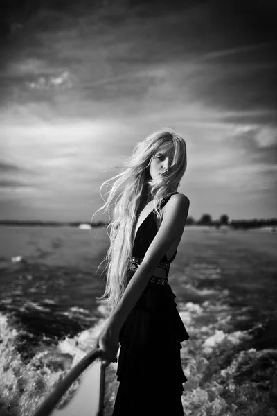 Блондинка Черном Длинном Платье Плавающая Яхте — стоковое фото