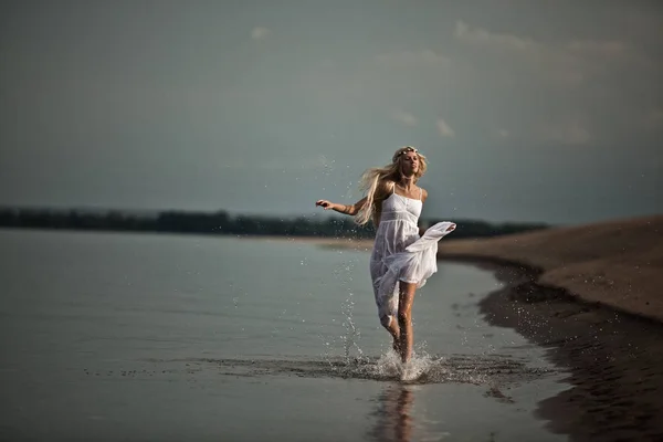 Веселая Молодая Девушка Бежит Воде Брызгами — стоковое фото
