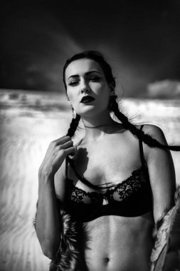 kız benim sutyen ve ceket sahilde